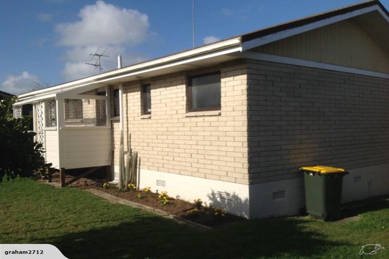 Photo of property in 32b Edgewater Parade, Waiuku, 2123