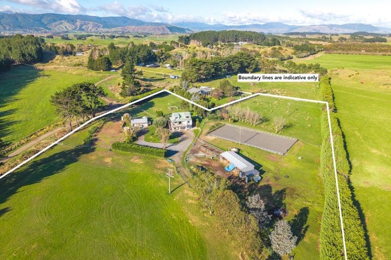 Photo of property in 593 Waikawa Beach Road, Waikawa Beach, Levin, 5573