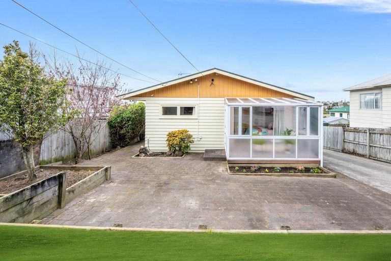 Photo of property in 10 Edgeworth Road, Glenfield, Auckland, 0629