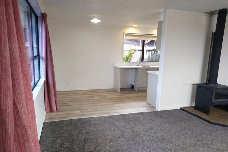 Photo of property in 11 Arde Place, Massey, Auckland, 0614