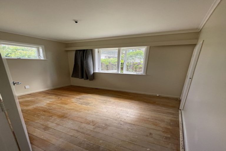 Photo of property in 8 Barron Drive, Green Bay, Auckland, 0604