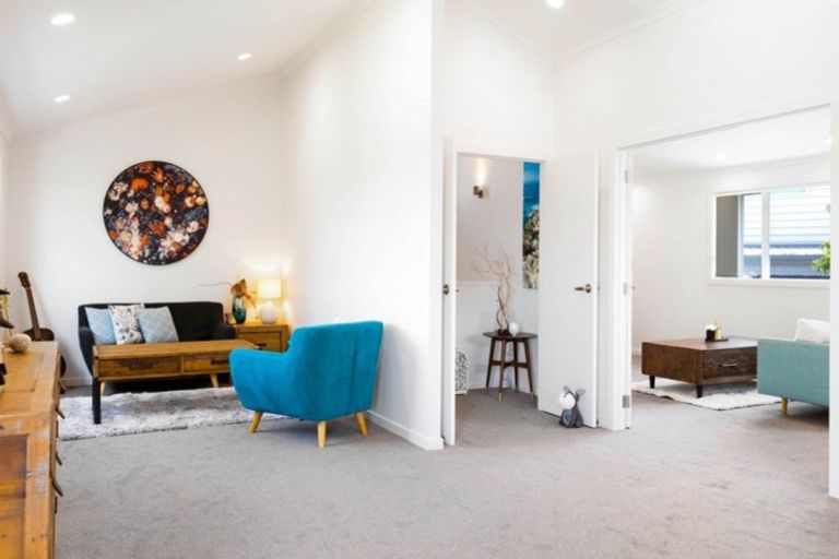 Photo of property in 2/19 Limmer Place, Browns Bay, Auckland, 0632