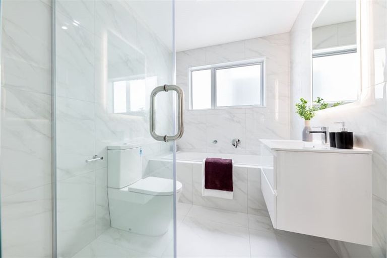 Photo of property in 3d Kingdale Road, Henderson, Auckland, 0610