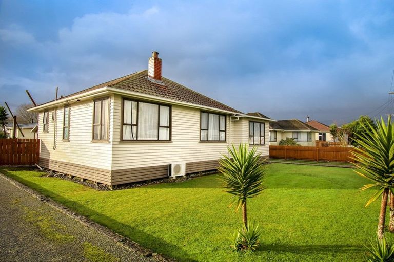 Photo of property in 1 Webb Street, Westport, 7825