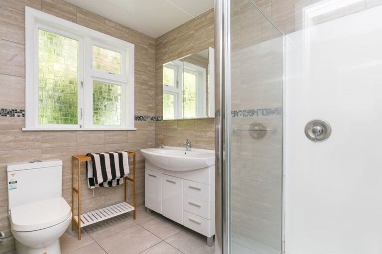 Photo of property in 76a Newlands Road, Newlands, Wellington, 6037