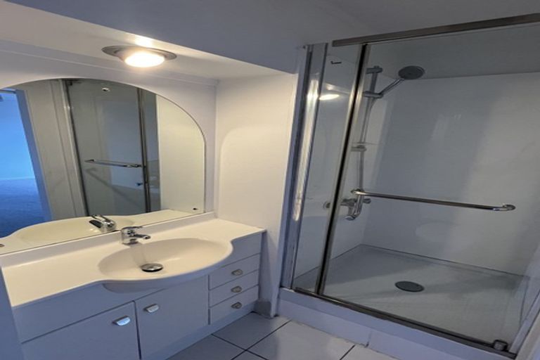 Photo of property in 14 Mcfetridge Place, Hillcrest, Auckland, 0627