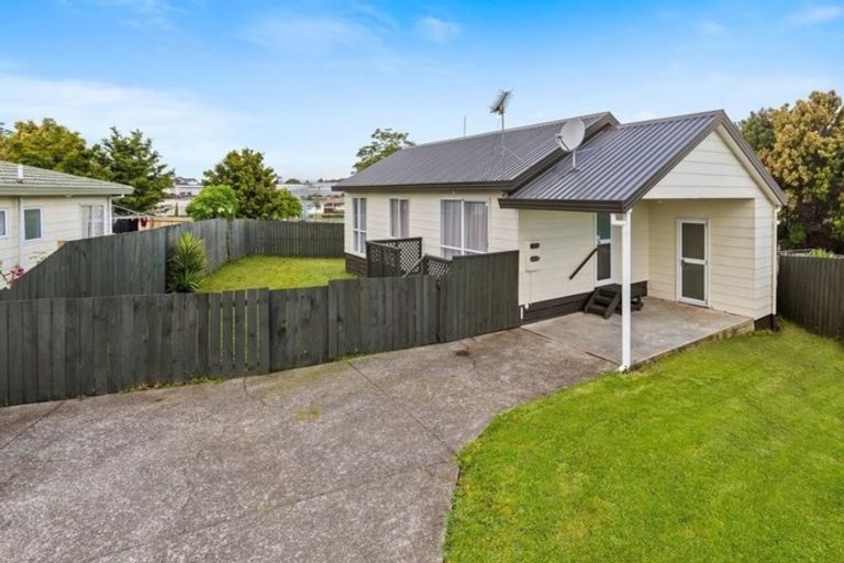 Photo of property in 2/20 Solveig Place, Randwick Park, Auckland, 2105