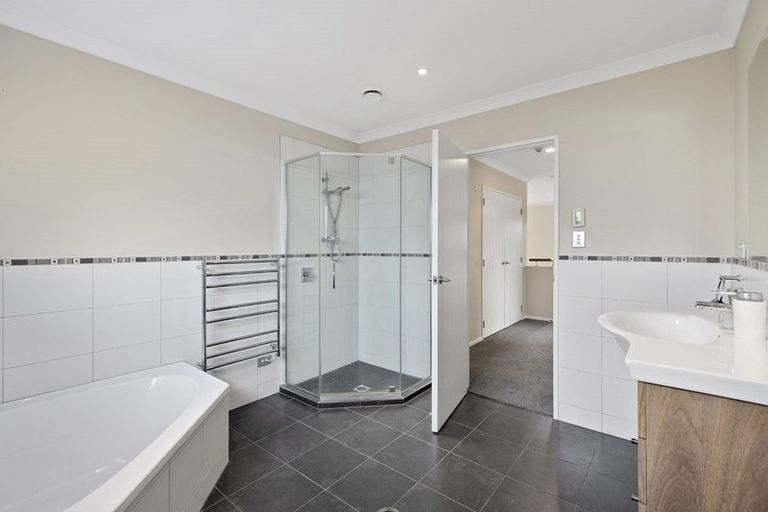 Photo of property in 21 Newbury Place, Schnapper Rock, Auckland, 0632