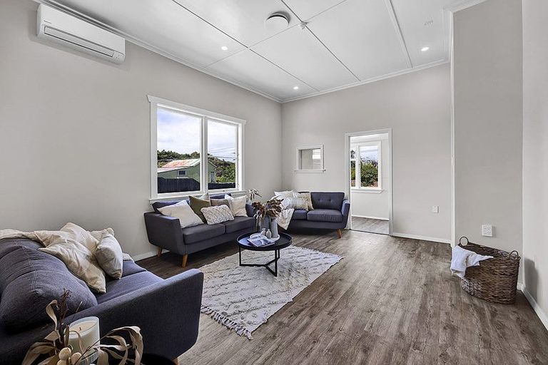 Photo of property in 35 Gladstone Street, Hawera, 4610