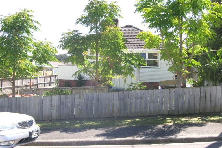 Photo of property in 2/6 Winifred Avenue, Bayview, Auckland, 0629