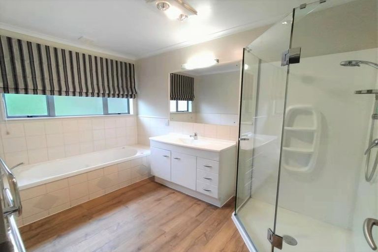 Photo of property in 38 Moyrus Crescent, East Tamaki Heights, Auckland, 2016