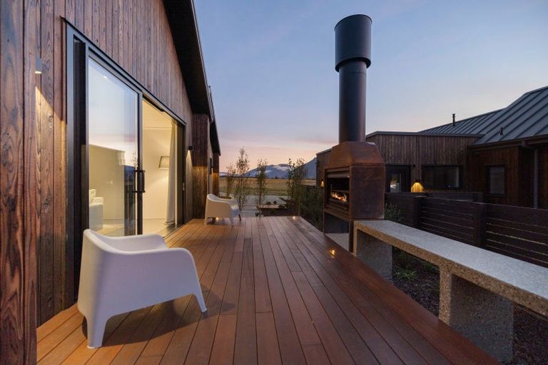 Photo of property in 28 Cunninghams Drive, Jacks Point, Queenstown, 9371