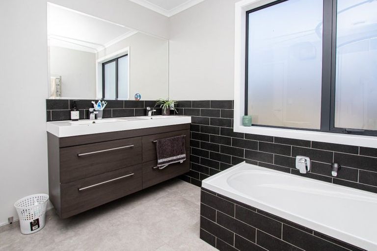 Photo of property in 42 Jarrett Terrace, Leamington, Cambridge, 3432