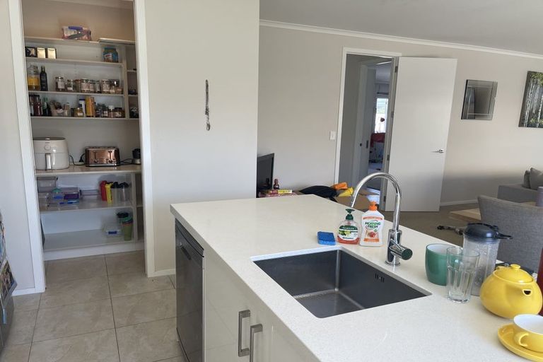 Photo of property in 18 Larmer Drive, Kumeu, 0810
