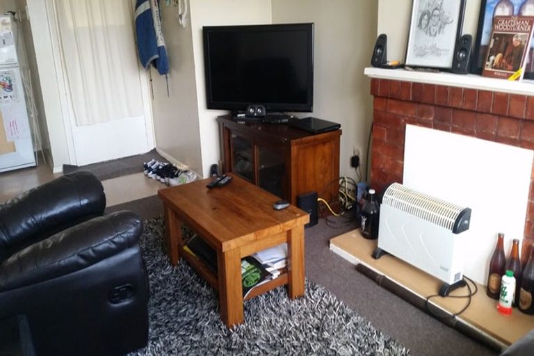 Photo of property in 90-92 Strand Crescent, Naenae, Lower Hutt, 5011