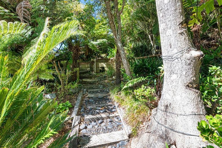 Photo of property in 2/8 Heatherleigh Rise, Northcross, Auckland, 0632