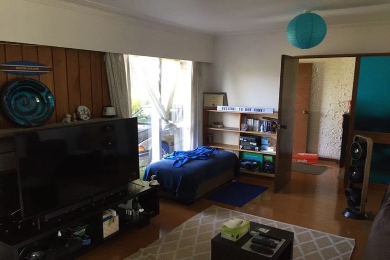 Photo of property in 63 Candia Road, Henderson Valley, Auckland, 0614