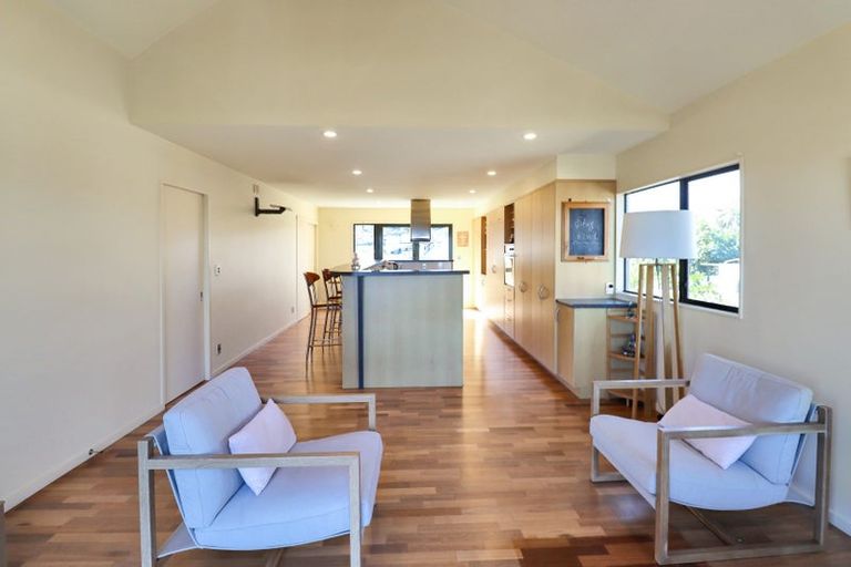 Photo of property in 122 Viewmont Drive, Harbour View, Lower Hutt, 5010