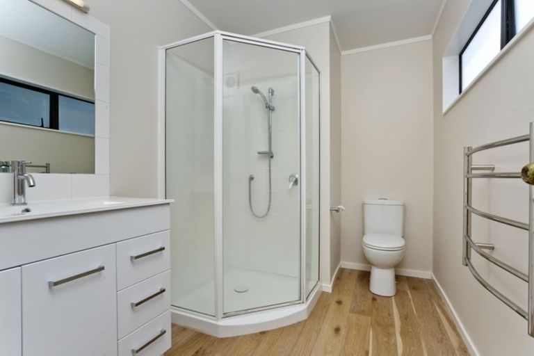 Photo of property in 2/22 Arcadia Crescent, Bayview, Auckland, 0629