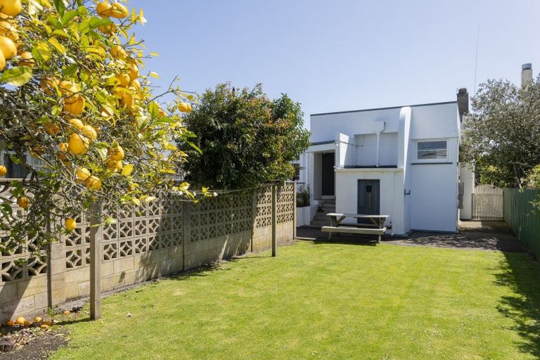 Photo of property in 75 Esplanade, Kaiti, Gisborne, 4010