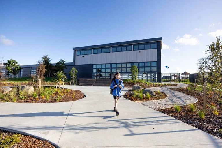 Photo of property in 2 Parkmore Drive, Rosehill, Papakura, 2113