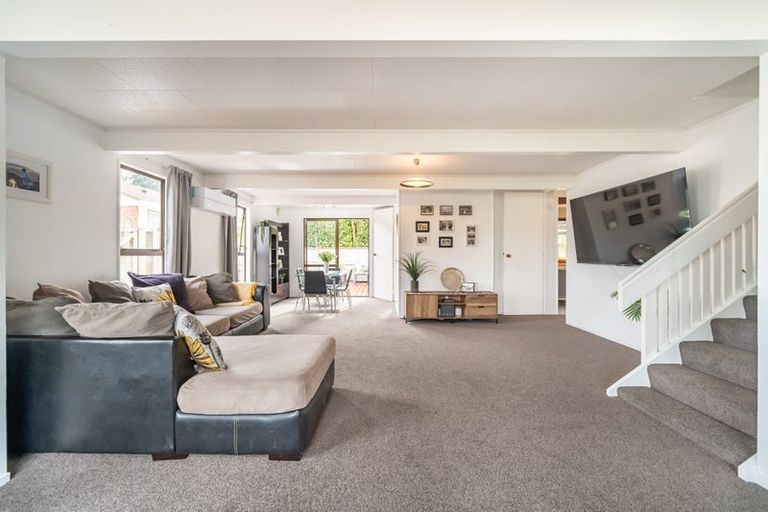 Photo of property in 1 Garth Lane, Maoribank, Upper Hutt, 5018