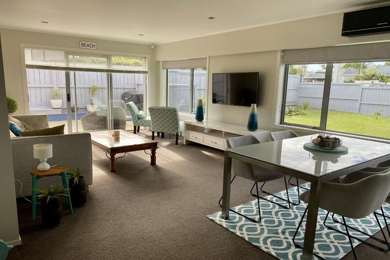 Photo of property in 1/104 East Coast Road, Forrest Hill, Auckland, 0620