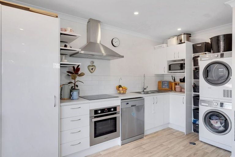 Photo of property in 7 Ara Patukawenga, Tawa, Wellington, 5028