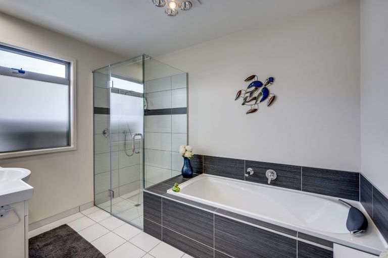 Photo of property in 52 Orotu Drive, Poraiti, Napier, 4112