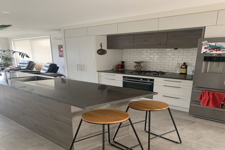 Photo of property in 73 Karepiro Drive, Stanmore Bay, Whangaparaoa, 0932