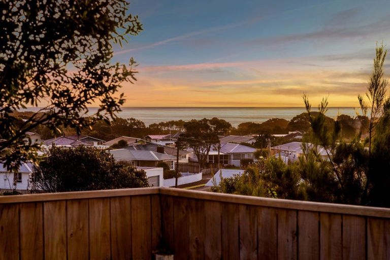 Photo of property in 15 Mount View Place, Spotswood, New Plymouth, 4310