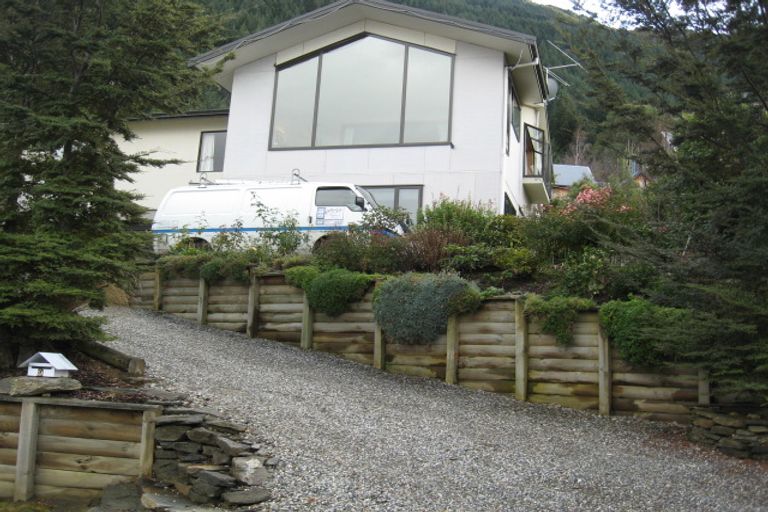 Photo of property in 9 Evergreen Place, Sunshine Bay, Queenstown, 9300