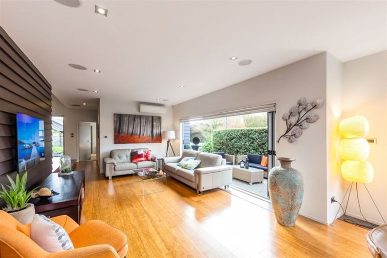 Photo of property in 16 Canyon Drive, Oteha, Auckland, 0632