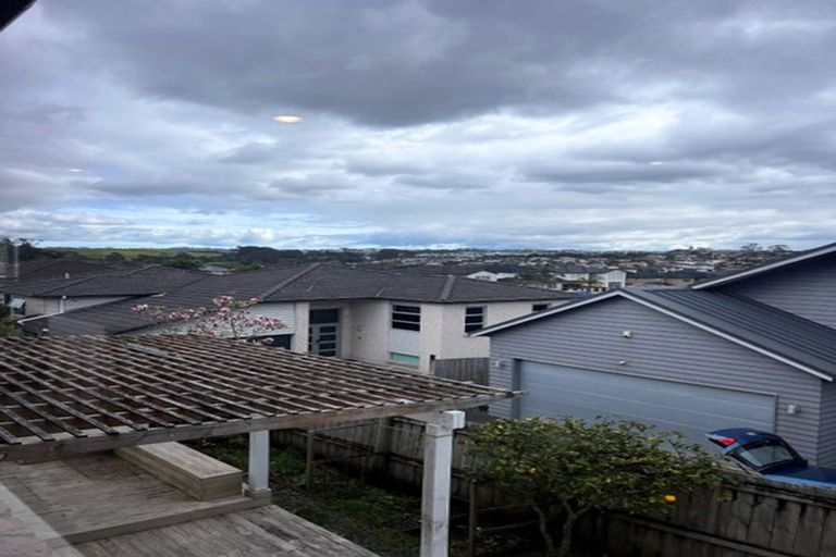 Photo of property in 18 Mulroy Place, Pinehill, Auckland, 0632