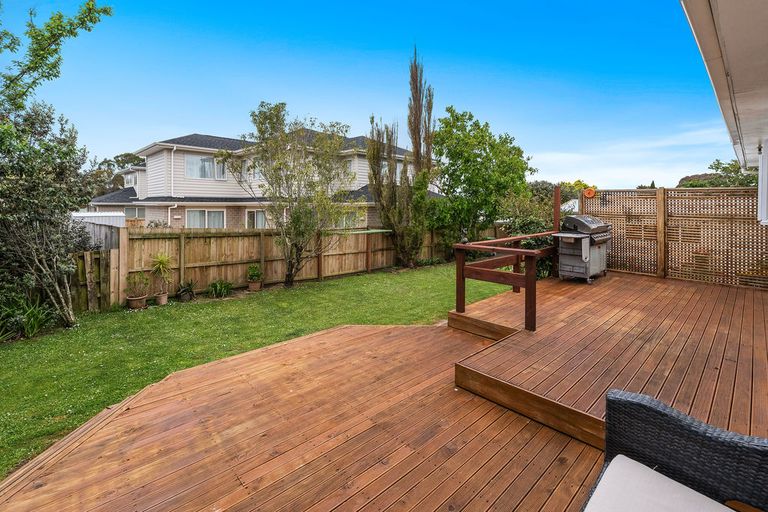 Photo of property in 22 Cheam Place, Pakuranga Heights, Auckland, 2010