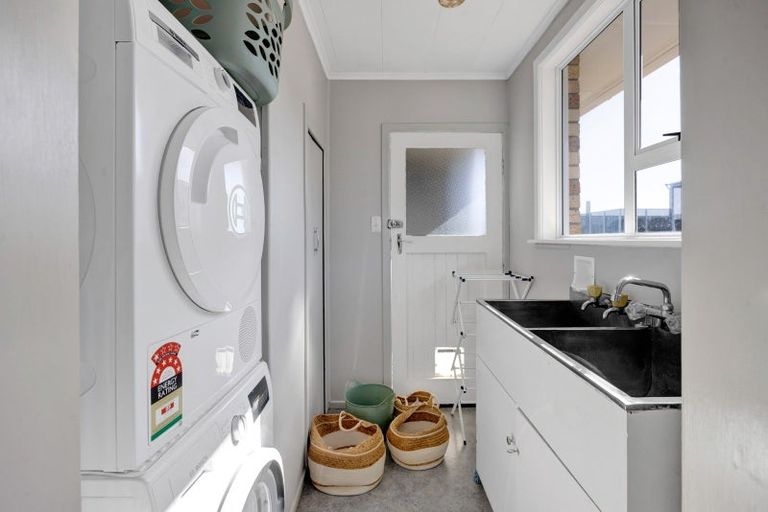 Photo of property in 15 Mount View Place, Spotswood, New Plymouth, 4310