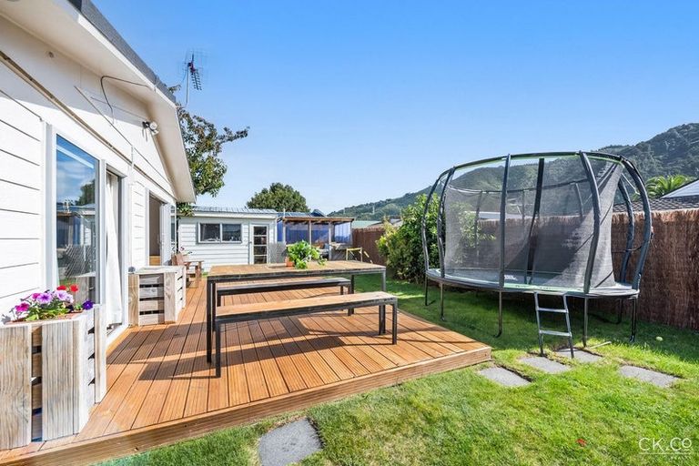 Photo of property in 28 Omaha Grove, Totara Park, Upper Hutt, 5018