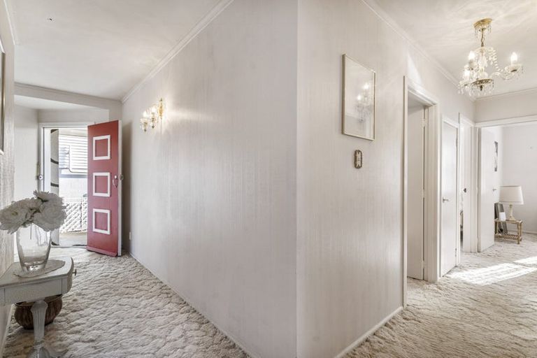 Photo of property in 11 Palmer Avenue, Glen Eden, Auckland, 0602