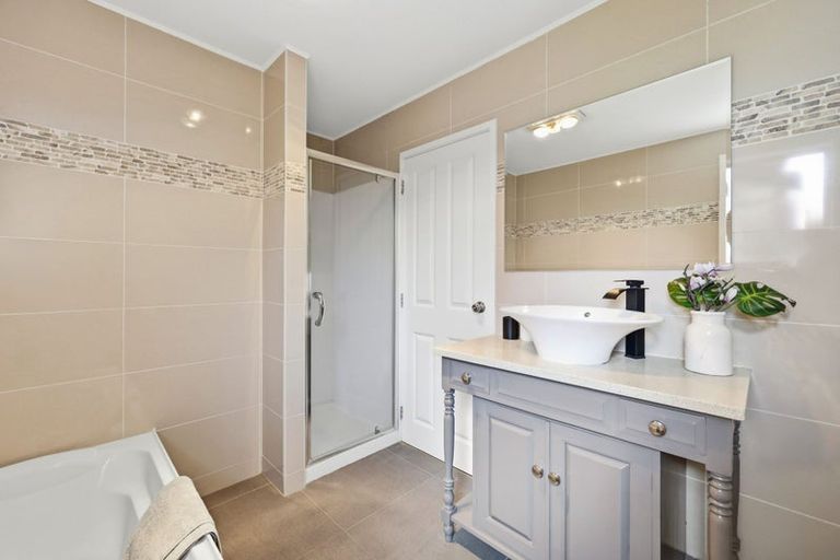 Photo of property in 5 Lisa Rise, Half Moon Bay, Auckland, 2012