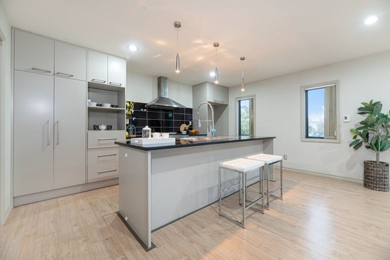 Photo of property in 45 Forrest Hill Road, Milford, Auckland, 0620