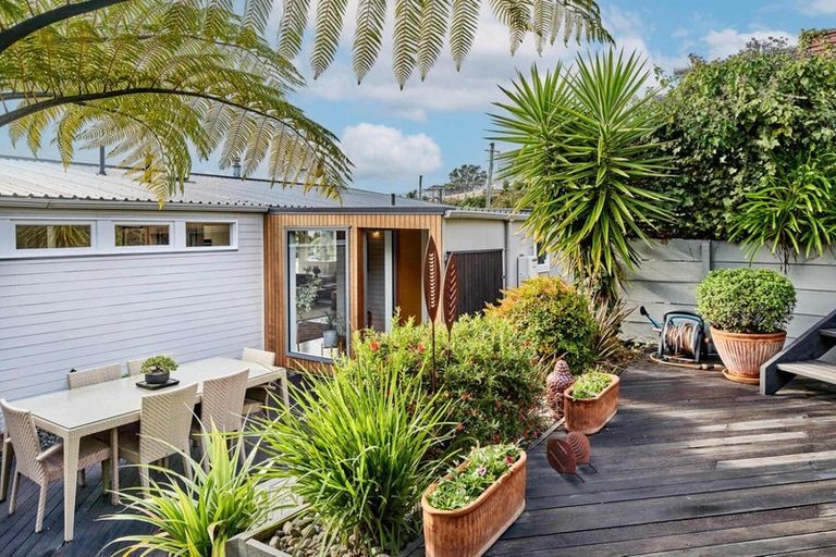 Photo of property in 58 Kahu Road, Paremata, Porirua, 5024