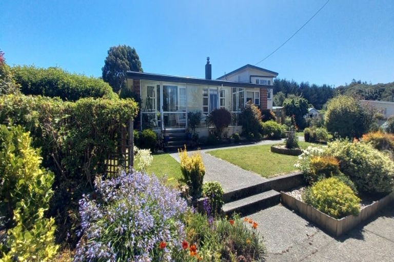 Photo of property in 1 Morton Street, Tuatapere, 9620