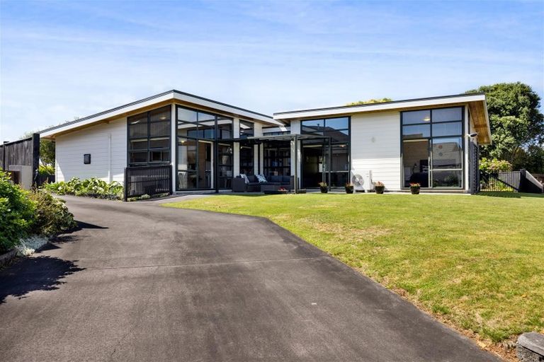 Photo of property in 11 Highfield Place, Highlands Park, New Plymouth, 4312