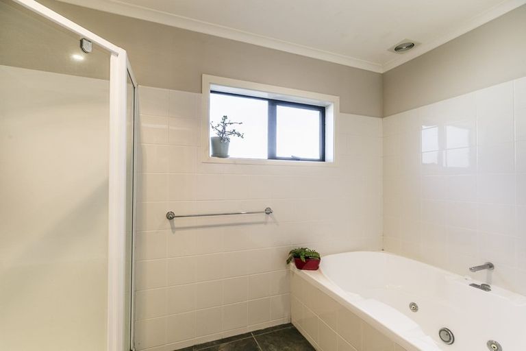 Photo of property in 5 Dress Circle, Newlands, Wellington, 6037