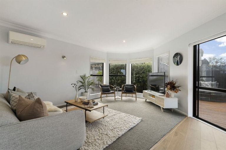 Photo of property in 2/10 Knights Road, Rothesay Bay, Auckland, 0630