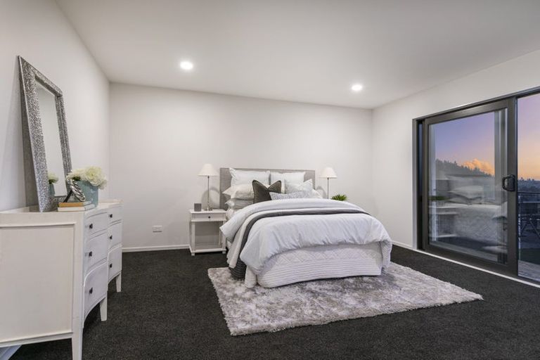 Photo of property in 2 Paparahi Place, Wainui, Silverdale, 0992