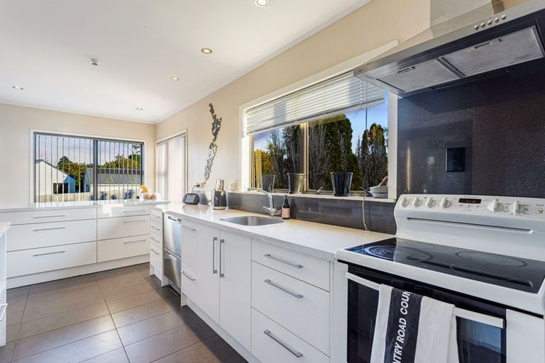 Photo of property in 24 Granville Drive, Massey, Auckland, 0614