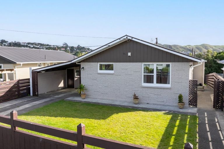 Photo of property in 33 Lynda Avenue, Paparangi, Wellington, 6037