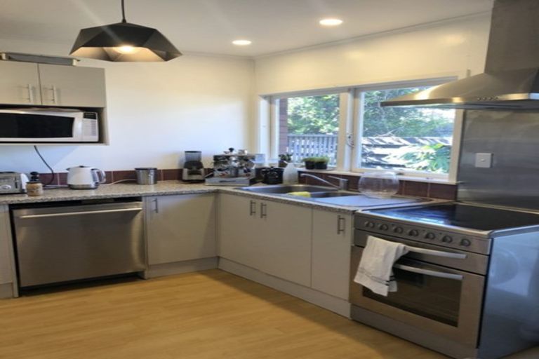 Photo of property in 2/1 Bellcroft Place, Belmont, Auckland, 0622