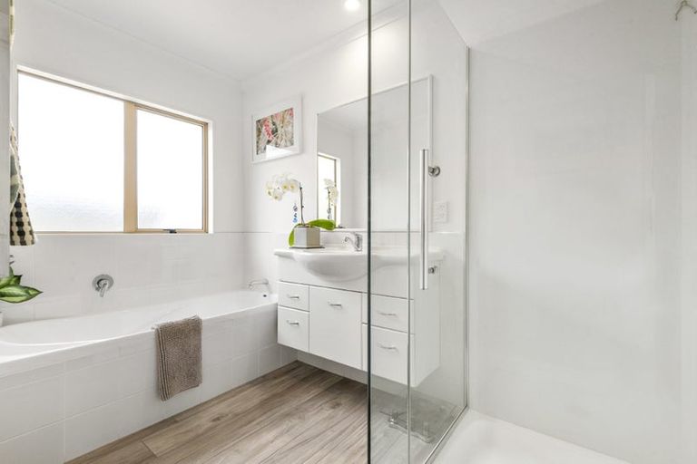 Photo of property in 8 Stonedge Lane, Rosedale, Auckland, 0632